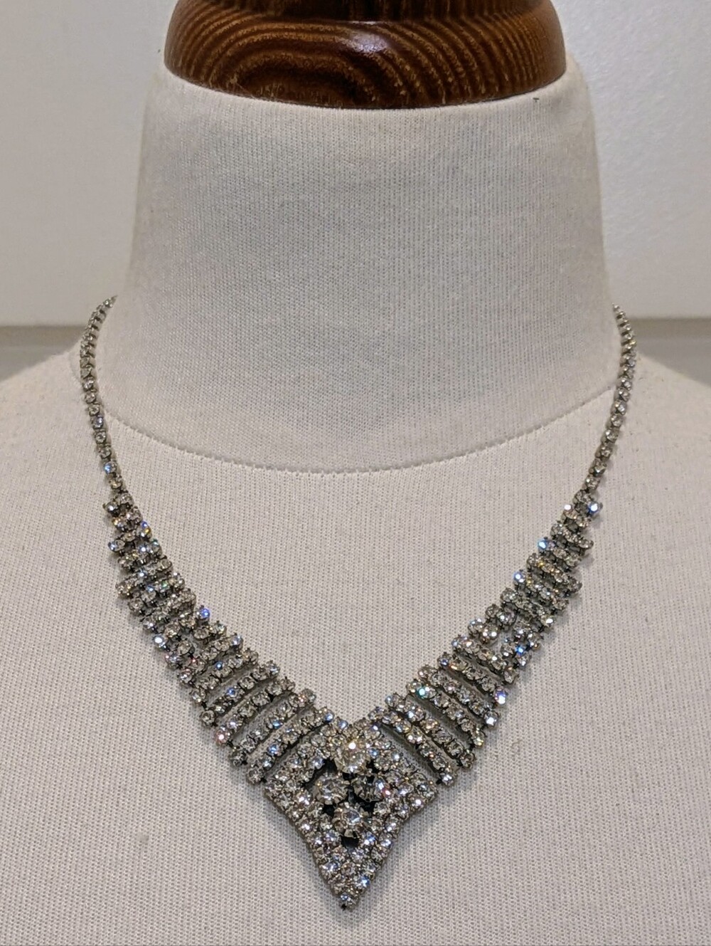 EUC 17" 90s Vintage Rhinestone Bib Style V Shape Adjustable Length Necklace